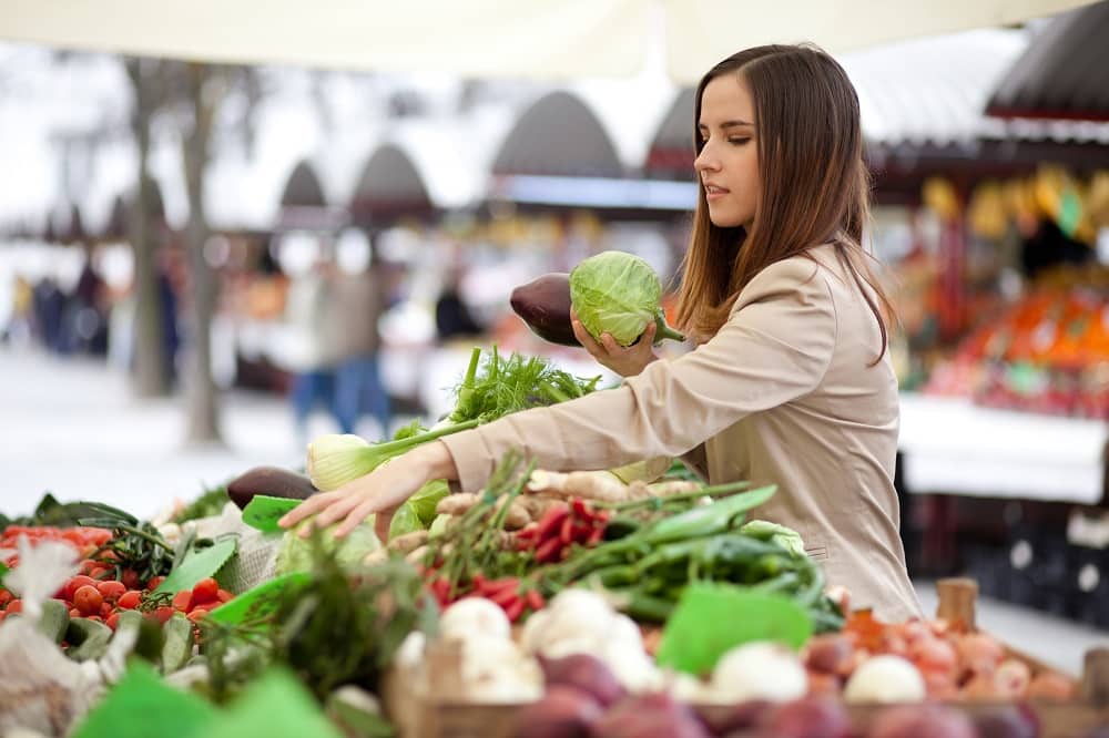 Cliente étalage légumes commerce de bouche primeur